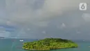 <p>Keindahan pelangi saat menghiasi langit Pelabuhan Merak, Banten, Sabtu (30/4/2022). Kemunculan pelangi tersebut menjadi pemandangan yang indah bagi para pemudik yang ingin menyebrang ke pulau Sumatra. (Liputan6.com/Angga Yuniar)</p>
