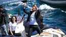 Presiden Komite Penyelenggara Olimpiade dan Paralimpiade Paris 2024, Tony Estanguet menyapa kapal barque Belem dari abad ke-19 Prancis yang berlayar di dekat pantai Marseille, di Laut Mediterania, pada 8 Mei 2024. (NICOLAS TUCAT/AFP)