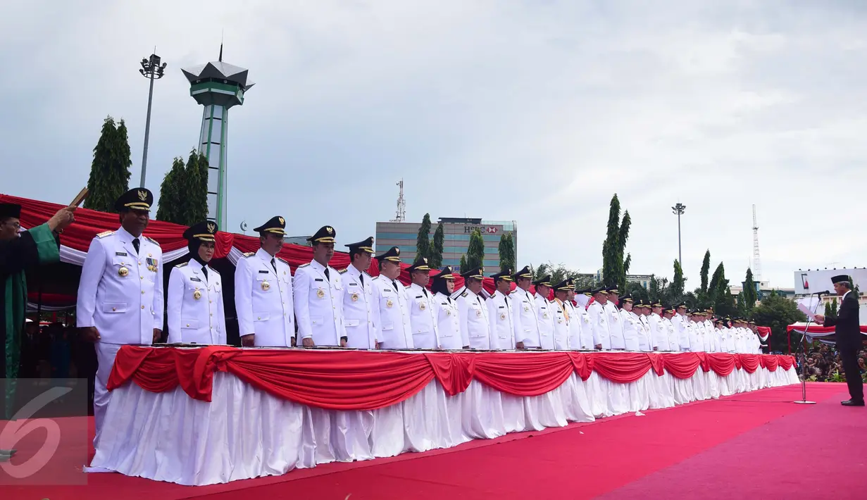 Gubernur Provinsi Jawa Tengah, Ganjar Pranowo (kanan) membacakan sumpah jabatan saat Pelantikan Bupati beserta wakil dan Walikota beserta wakil di Semarang , Rabu (17/2). Ada sebanyak 17 pasangan kepala daerah dilantik oleh Gubernur Jateng. (Gholib)