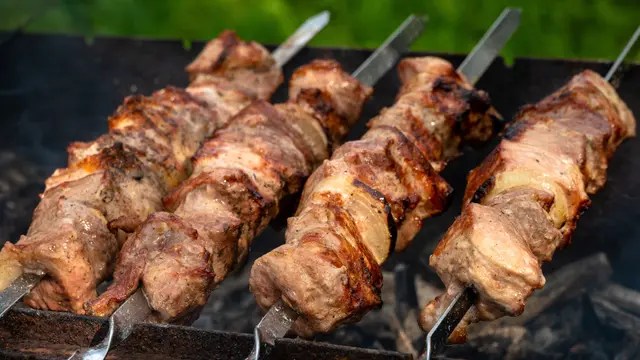 ilustrasi Dakkochi dan Sate Ayam/pexels