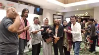 Dengan dandanan rambut diikat, aktor Cecep Arif Rahman (baju hitam), nampak diapit Bupati Garut Rudy Gunawan dan istri, di sela-sela pemutaran film di Cinema XXI Garut (Liputan6.com/Jayadi Supriadin)