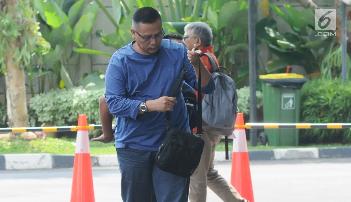 Terpidana mantan Kepala Pusat Data dan Sistem Informasi Sekretariat Jenderal Kemendagri, Dudy Jocom tiba untuk menjalani pemeriksaan di Gedung KPK, Kamis (9/5/2019). Dudy diperiksa sebagai saksi dalam kasus dugaan korupsi proyek kampus IPDN di Gowa, Sulawesi Selatan. (merdeka.com/Dwi Narwoko)
