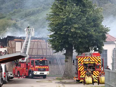 Petugas pemadam kebakaran bekerja memadamkan api setelah kebakaran di sebuah rumah penyandang disabilitas di Wintzenheim dekat Colmar, Prancis timur, pada 9 Agustus 2023. (AFP/Sébastien Bozon)
