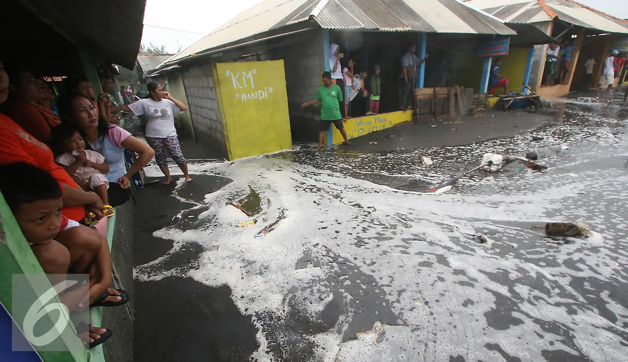 Sejumlah  warga  menyaksikan  gelombang pasang yang menerjang beberapa kios di Pantai Depok,Yogyakarta, Kamis (9/6). Kejadian tingginya perairan laut ini di picu karena angin ketimuran. (Liputan6.com/Boy Harjanto)