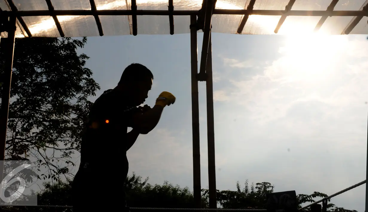 Petinju Indonesia, Daud Yordan melakukan latihan jelang bertolak ke Uruguay di Jakarta, Selasa (17/5/2016). Daud akan memperebutkan sabuk WBA Lightweight International melawan petinju Argentina Cristian Rafael Coria. (Liputan6.com/Helmi Fithriansyah)