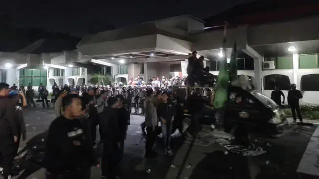 Demonstran Duduki Kantor Pertamina hingga Malam, Tuntut Transparansi Krisis BBM di Sulsel
