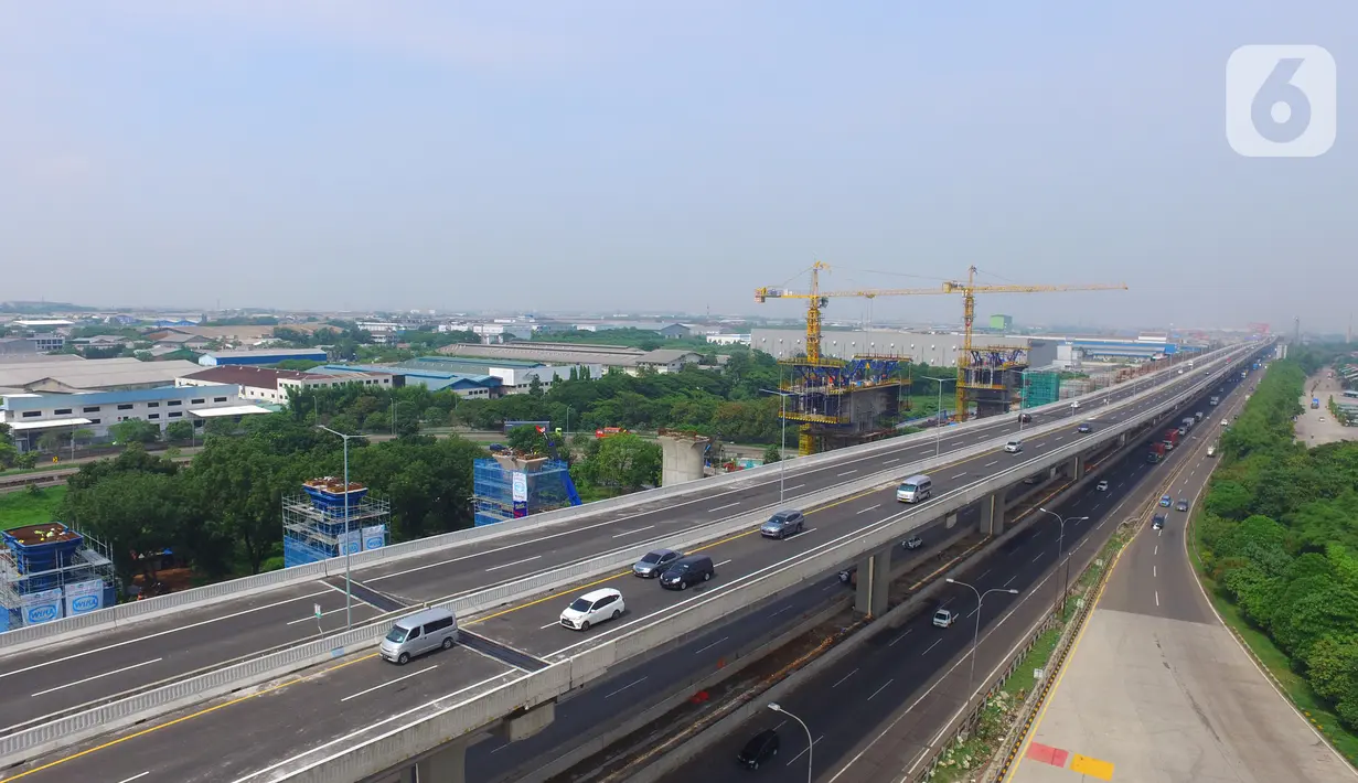 Foto Udara Tol Layang (Elevated) Jakarta-Cikampek (Japek) II di Tambun, Kabupaten Bekasi, Jawa Barat, Selasa (17/12/2019). Tol Layang Japek II mulai beroperasi untuk kendaraan golongan I tanpa tarif dengan minimum kecepatan 60 km dan Maksimum 80 km per jam (Liputan6.com/Zulfikar Abubakar)