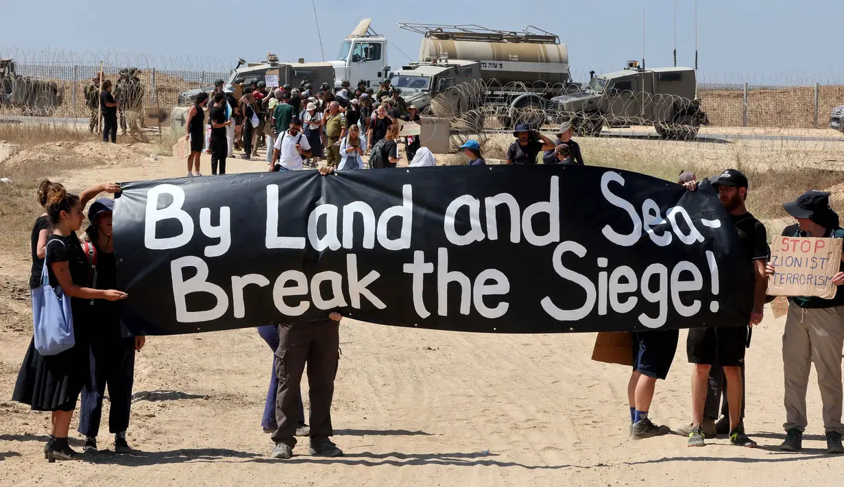 Aktivis kiri Israel berdemonstrasi di sepanjang perbatasan dengan Jalur Gaza, menyerukan penghentian perang antara Israel dan Hamas, pada 19 September 2025, di selatan Israel. (Jack GUEZ/AFP)