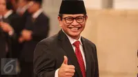 Pramono Anung acungkan jempol saat pelantikan dirinya sebagai Sekretaris Kabinet di Istana Negara, Jakarta, Rabu (12/8/2015). Presiden Jokowi  me-reshuffle sejumlah menteri Kabinet Kerja sekaligus melantik menteri baru. (Liputan6.com/Faizal Fanani)