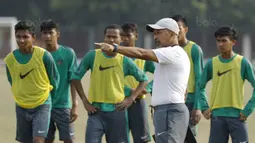 Pelatih Timnas Indonesia U-16, Fachri Husaini, memberikan arahan kepada anak asuhnya saat latihan di Lapangan Atang Sutresna, Selasa (12/9/2017). Latihan tersebut untuk persiapan kualifikasi Piala Asia U-16 di Thailand. (Bola.com/M Iqbal Ichsan)