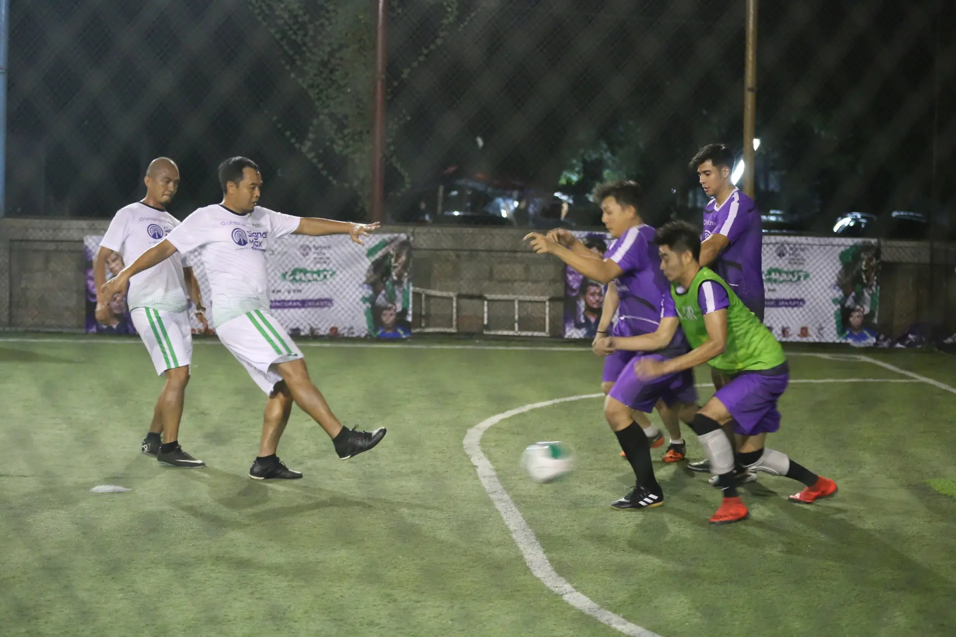 Tim Selebriti dan eks pemain Tim Nasional dalam pertandingan futsal Bintang Bola Anniversary (Adrian Putra/Bintang.com)