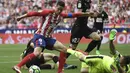 Striker Atletico Madrid, Fernando Torres, berusaha membobol gawang Eibar pada laga La Liga Spanyol di Stadion Wanda Metropolitano, Madrid, Minggu (20/3/2018). Laga ini merupakan yang terakhir bagi Torres bersama Atletico. (AFP/Gabriel Bouys)