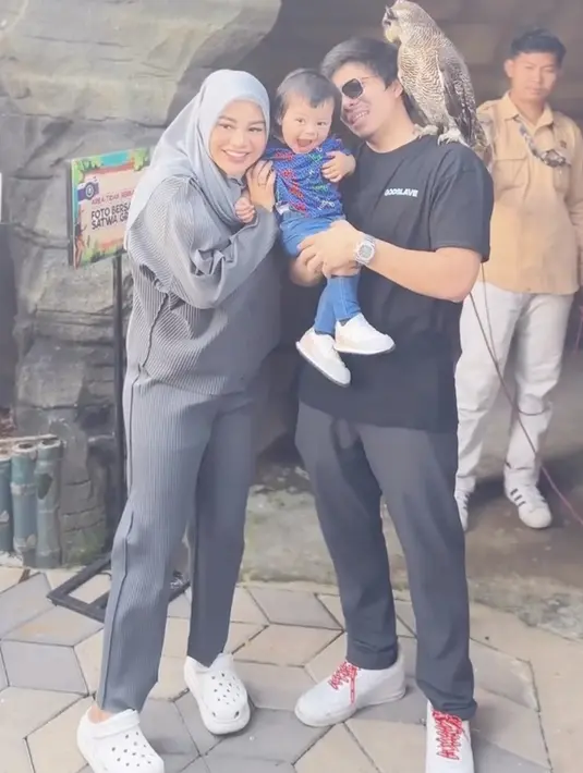 Liburan tahun ini Aurel Hermansyah bersama suami dan anaknya berkunjung ke Jember, kampung halaman sang ayah, Anang Hermansyah. Aurel pun mengenakan two pieces plisket abu-abu. [Instagram/@aurelie.hermansyah]