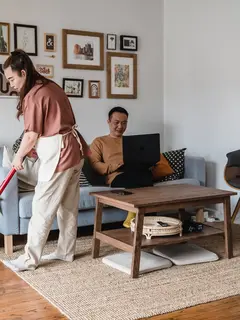 Ilustrasi suami bekerja dan istri membersihkan rumah. (foto: Pexels/Annushka Ahuja)