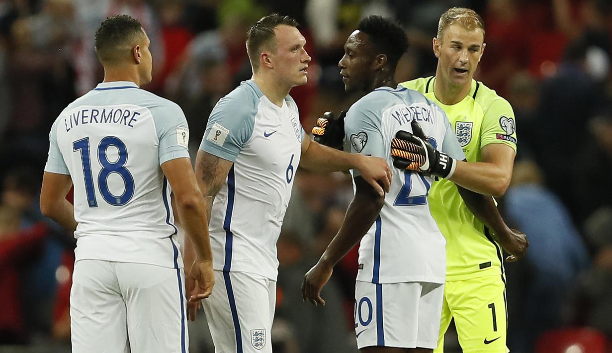 Pemain Inggris, Joe Hart, Danny Welbeck, Phil Jones dan Jake Livermore merayakan kemenangan atas Slovakia pada laga grup F kualifikasi Piala Dunia 2018 di Wembley stadium, London, (4/9/2017). Inggris menang 2-1. (AP/Kirsty Wigglesworth)