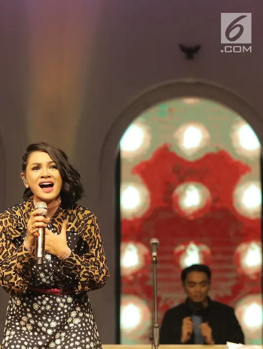 Penampilan Andien (kiri) saat bekolaborasi dengan DJ Dipha Barus (kanan) dalam mini konser Music Drip di Jakarta, Kamis (7/2). Genre jazz Andien dipadu pop khas Marcell makin cantik dibalut dengan EDM yang dibawakan Dipha Barus. (Fimela.com/Bambang Eros)