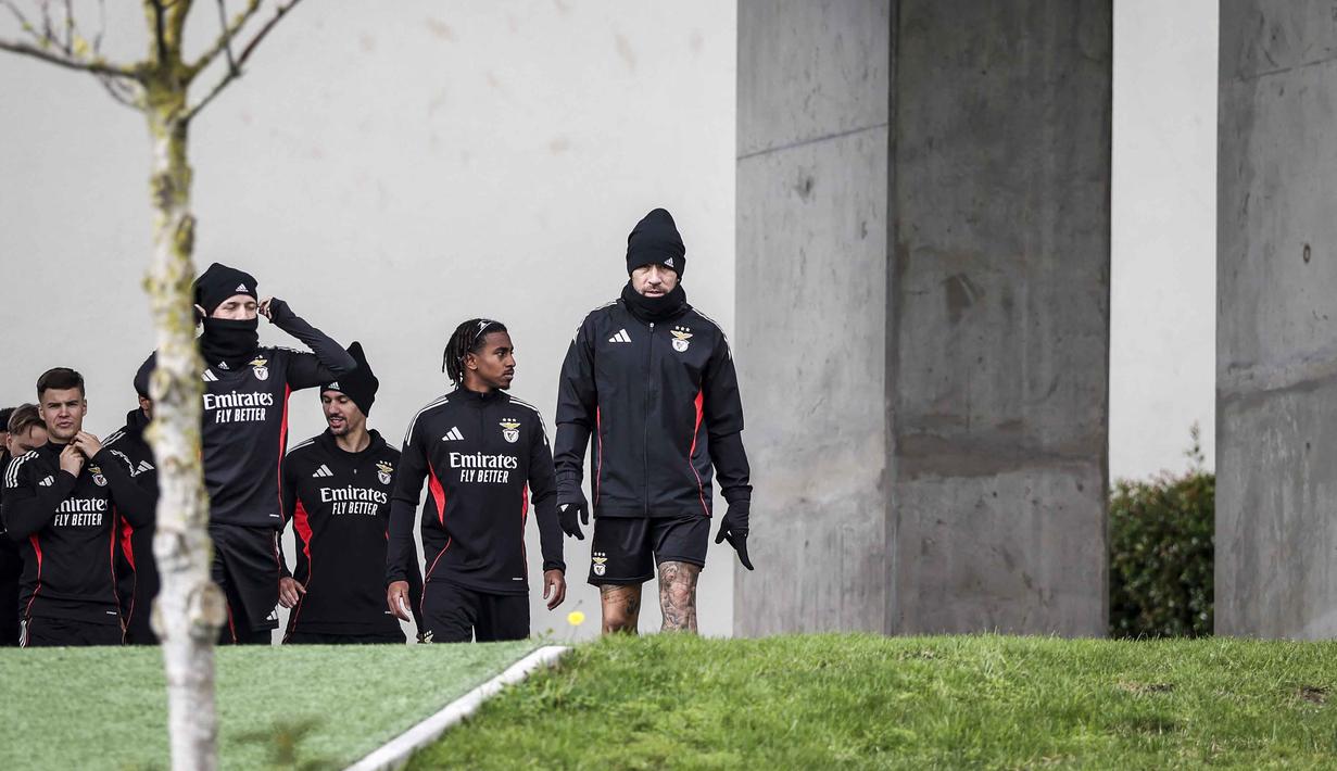 Menjamu Los Blancos, SL Benfica tampil percaya diri hasil kemenangan menakjubkan 4-2 pada pertemuan sebelumnya di fase liga. Tampak dalam foto, bek SL Benfica asal Argentina, Nicolas Otamendi tiba untuk sesi latihan menjelang leg pertama play-off Liga Champions 2025/2026 melawan Real Madrid di Kampus Benfica, Seixal, pinggiran Lisbon, Portugal, pada Senin 16 Februari 2026. (PATRICIA DE MELO MOREIRA/AFP)
