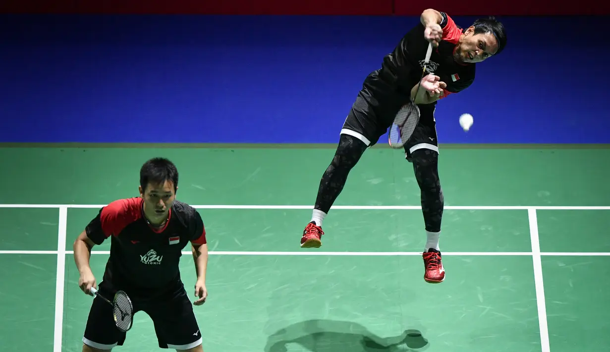 Ganda putra Indonesia Hendra Setiawan (kiri) / Mohammad Ahsan (kanan) saat bertanding menghadapi Fajar Alfian / Muhammad Rian Ardianto pada semifinal Kejuaraan Dunia Bulu Tangkis 2019 di St Jakobshalle, Basel, Swiss, Sabtu (24/8/2019). Hendra / Ahsan melaju ke final. (FABRICE COFFRINI/AFP)