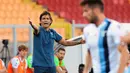 Pelatih Lazio, Simone Inzaghi, memberikan arahan kepada anak asuhnya saat melawan Lecce pada laga Serie A di Stadion del Mare, Selasa (7/7/2020). Lecce menang 2-1 atas Lazio. (Donato Fasano/LaPresse via AP)