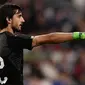 Kiper Italia, Mattia Perin memberi arahannya kepada rekan setimnya saat berlaga dalam pertandingan persahabatan melawan Belanda di Stadion Allianz di Turin, Italia (4/6). (AFP Photo/Marco Bertorello)