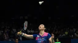 Tunggal putri Korsel, Sung Ji Hyun, berusaha mengembalikan kok saat melawan tunggal Indonesia, Fitriani, pada laga BCA Indonesia Open di JCC, Jakarta, Kamis (15/6/2017). Sung menang 21-10, 21-10. (Bola.com/Vitalis Yogi Trisna)