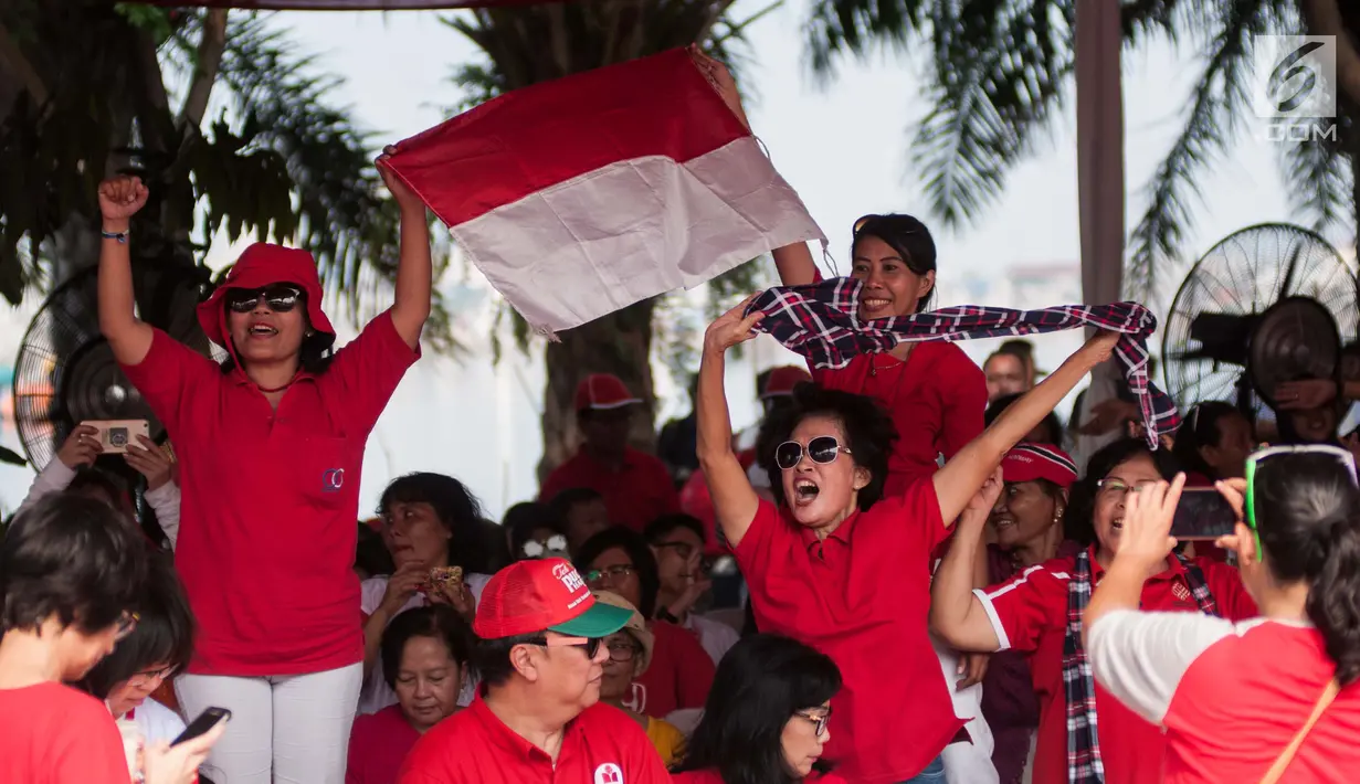 Ekspresi sejumlah warga saat menonton Konser Kebangkitan Nasional di Waduk Pluit, Penjaringan, Jakarta Utara, Sabtu (20/5). Konser Musik Kebangkitan Nasional ini dimerihakan sejumlah artis dan musisi ternama Indonesia. (Liputan6.com/Gempur M. Surya)