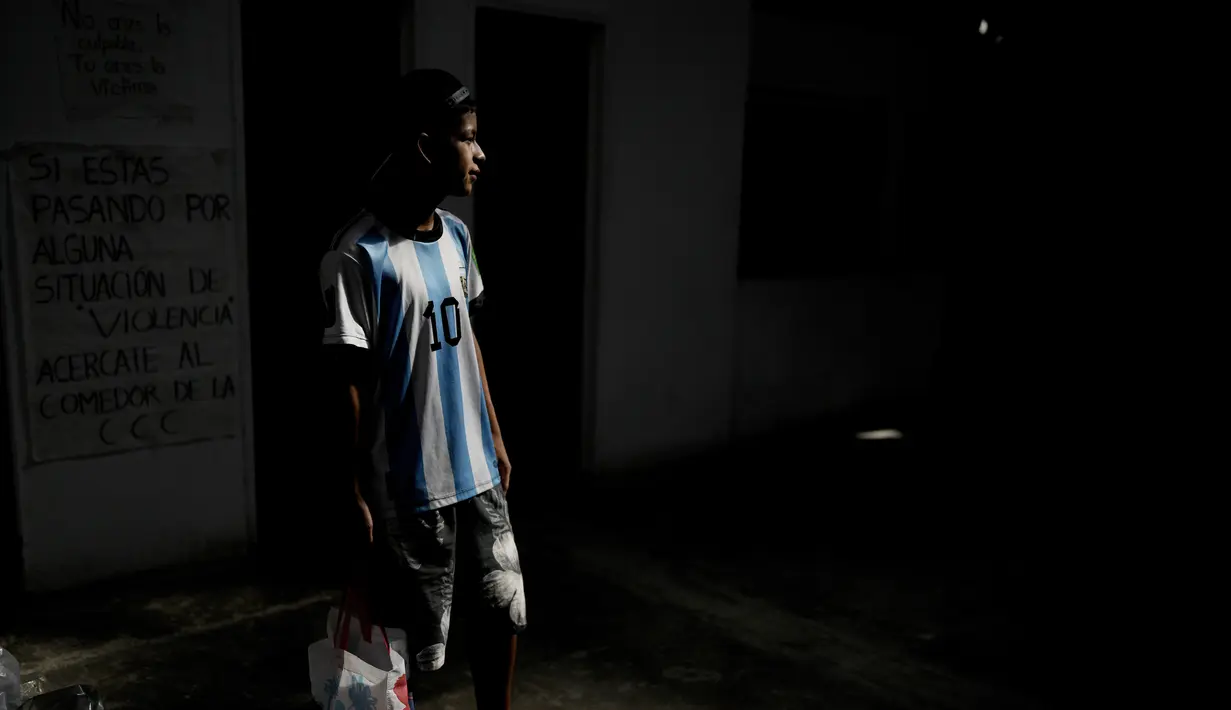 Junior Vazquez, 14 tahun, memegang sekantong makanan yang disumbangkan untuk keluarganya yang beranggotakan empat orang, di dapur umum di Buenos Aires, Argentina, Selasa, 28 Maret 2023. (AP Photo/Natacha Pisarenko)