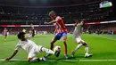 Gelandang Atletico Madrid, Marcos Llorente (tengah) berebut bola dengan penyerang Real Madrid, Endrick dan Rodrygo selama pertandingan Liga Spanyol di stadion Metropolitano, Madrid, Minggu 29 September 2024 atau Senin (30/9/2024) dini hari WIB. (OSCAR DEL POZO/AFP)