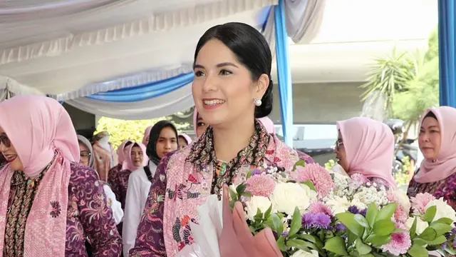 Gaya Humble Elegan Annisa Pohan Bertemu IKAWATI Jatim, Tampil Formal dengan Batik dan Tas Rp33jutaan