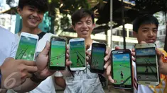 Penggemar game menunjukkan aplikasi Pokemon Go di layar ponselnya, Kawasan Senayan, Jumat (15/7). Meski belum resmi diluncurkan di Indonesia, permainan Pokemon Go berbasis realitas sudah diminati banyak kalangan. (Liputan6.com/Gempur M Surya)