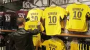 Seorang fans memilih jersey pemain baru Paris Saint Germain, Neymar Jr, di toko merchandise di Paris, Jumat (4/8/2017). Setelah resmi bergabung dengan Paris Saint Germain, jersey Neymar Jr langsung diburu suporter klub Ibu kota. (AP/Michel Euler)