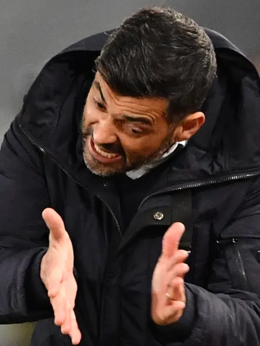 Pelatih FC Porto Sergio Conceicao memberikan instruksi kepada para pemainnya saat melawan AS Roma pada babak 16 besar Liga Champions di Stadion Olimpico, Roma, Italia, Selasa (12/2). AS Roma menang 2-1. (Alberto PIZZOLI/AFP)