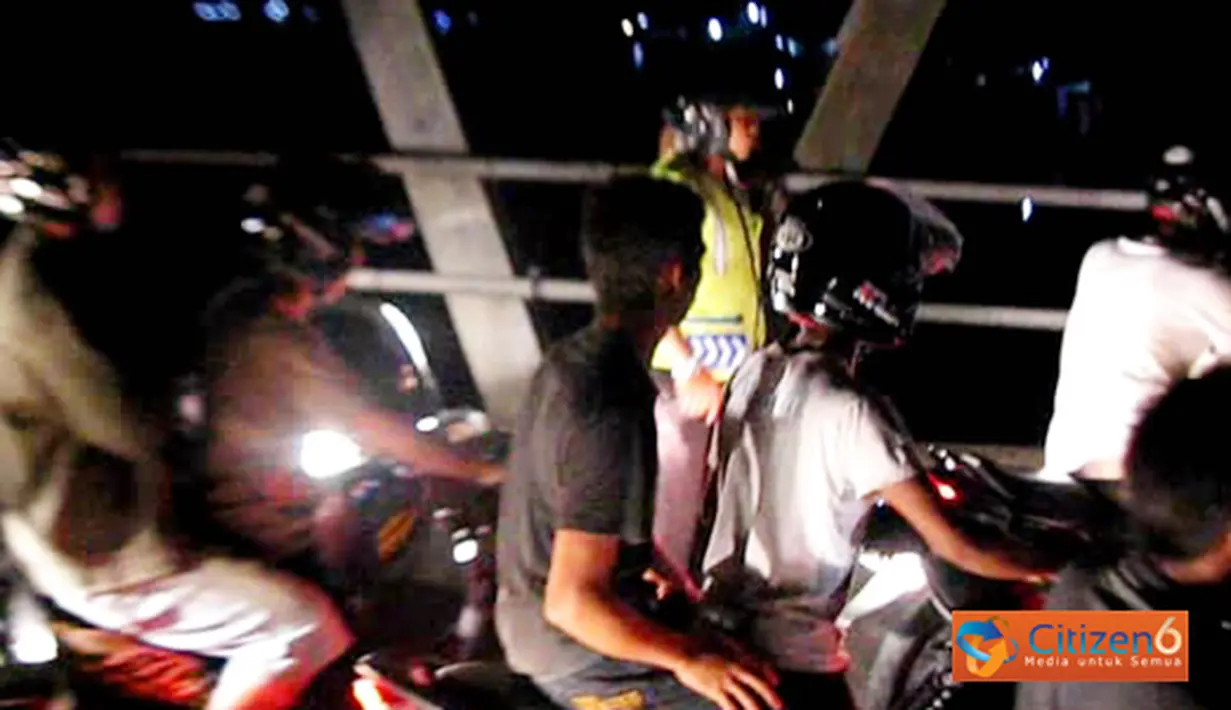 Citizen6, Kalimantan Barat: Petugas Kepolisian Ketapang sedang mengatur kemacetan di jembatan satu Ketapang. (Pengirim: Pionerson)
