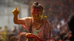 Wisatawan merayakan Holi atau Festival Warna di Kathmandu, Nepal, 22 Maret 2016. Festival ini ramai didatangi wisatawan dan berlangsung selama 16 hari. (REUTERS / Navesh Chitrakar)