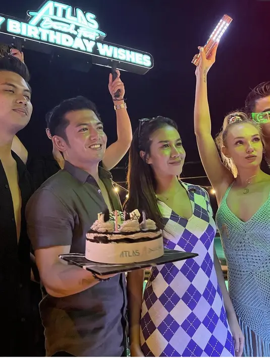 Nampak Nicky Tirta pun hadir di acara tersebut. Mayang pun membiarkan rambutnya terurai. Kalung berliontin pun melengkapi penampilannya. Credit: (@mayaang.lucyaana)