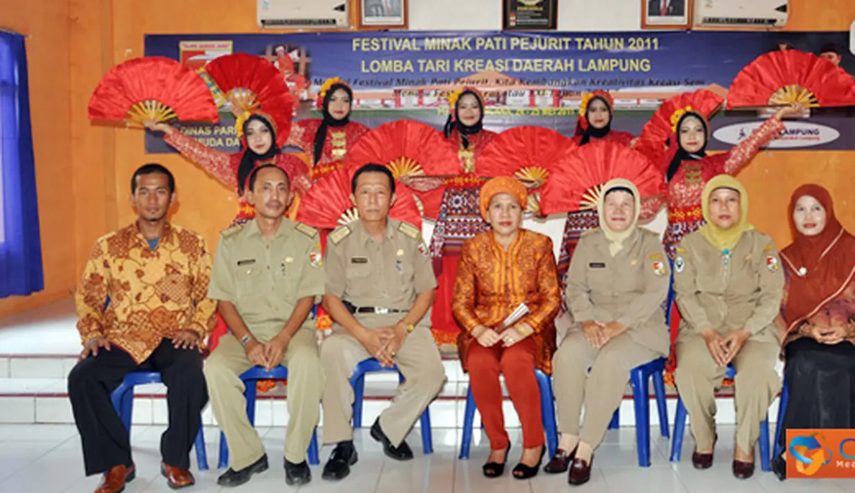 Citizen6, Lampung: Ketua Tim Penggerak PKK Kabupaten Tulang Bawang Barat, Ny Hasiah Bachtiar berfoto bersama seusai pelaksanaan Festival Minak Pati Pejurit 24-25 Mei 2011. (Pengirim: Jerry Hasan)