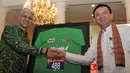 Gubernur DKI Jakarta, Basuki T Purnama (kiri) bersalaman dengan Presiden Direktur Nestle Indonesia, Rashid Qureshi usai usai konferensi pers Jakarta International 10k, di Balai Kota, Jumat (22/5/2015). (Liputan6.com/Herman Zakharia)