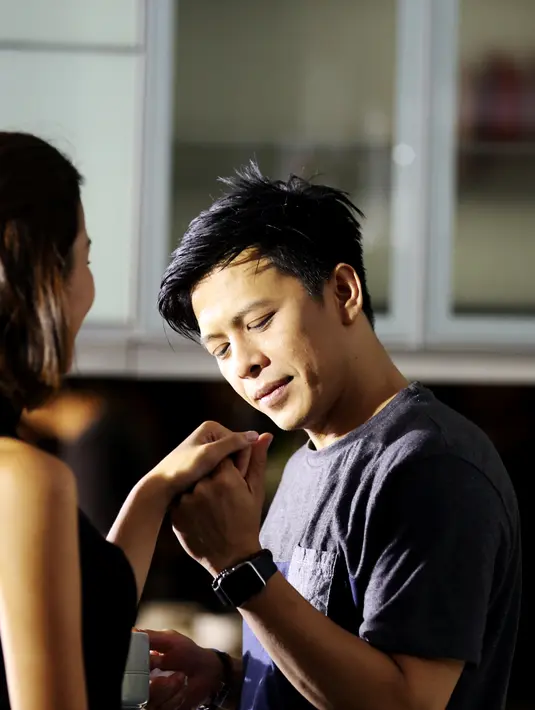 Dalam syuting video klip ini terlihat jika Ariel tak membatasi jaraknya dengan Nina Kozok. Mereka pun terlihat sangat mesra. Beradu akting dengan vokalis NOAH, terlihat tidak ada yang sulit bagi Nina. (Andy Masela/Bintang.com)