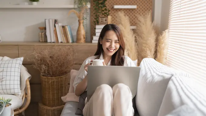 wanita agustus laptop sofa