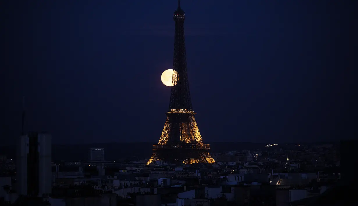 Bulan purnama keempat di 2024 dijuluki Bulan Merah Muda bukan lantaran warnanya yang memang pink di semua titik pengamatan. (Stefano RELLANDINI / AFP)