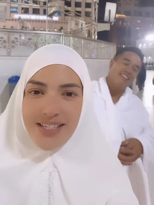 Gamis tersebut pun dipadukan dengan kerudung instan warna serasi. Nampak Nia tampil natural memerlihatkan wajah aslinya tanpa makeup. Credit: Instagram  (@ramadhaniabakrie)