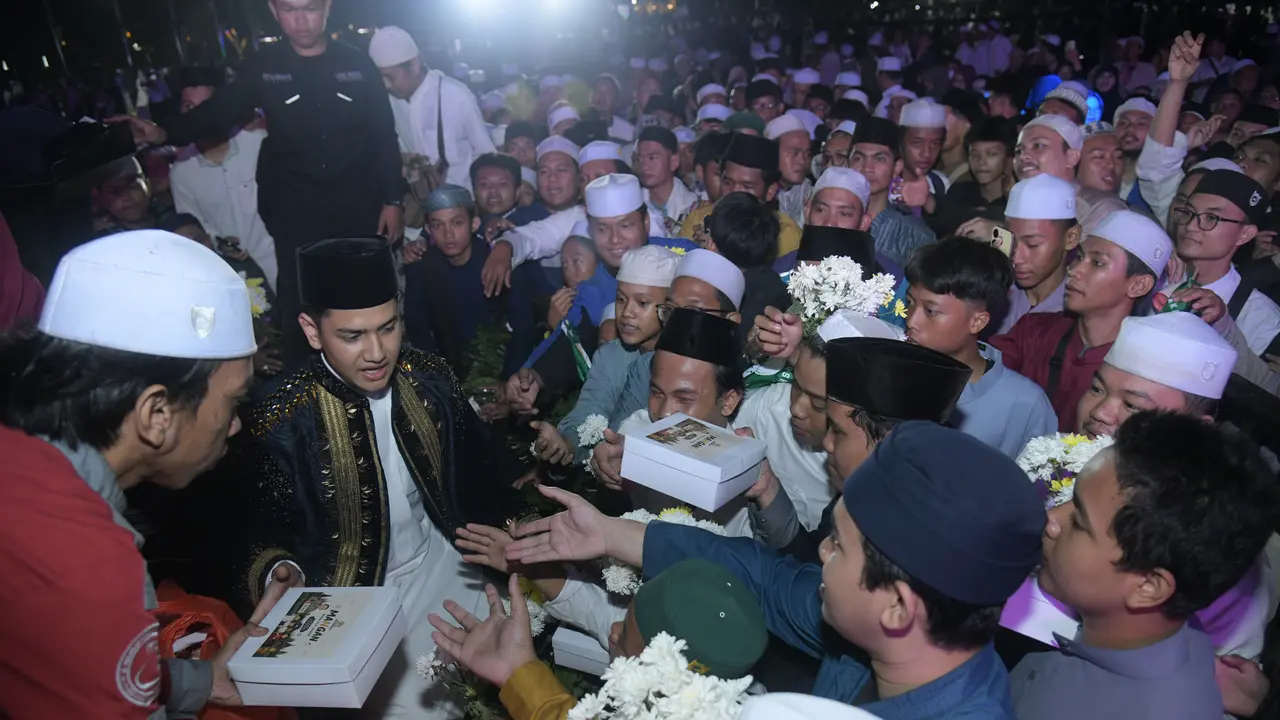 Puluhan ribu jemaah dari berbagai wilayah memadati kawasan Monumen Nasional (Monas), Jakarta Pusat, pada Sabtu (22/8) malam untuk menghadiri kegiatan Jakarta Bersholawat (Istimewa)