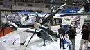 Jumlah peserta ini merepresentasikan peningkatan skala sebesar 42 persen. Tampak dalam foto, pengunjung terlihat di samping pesawat Zerog eVTOL model ZG-T6 di stan Zerog selama Aero Asia 2025 di Zhuhai, Provinsi Guangdong, Tiongkok selatan, pada Kamis 27 November 2025. (Hector RETAMAL/AFP)