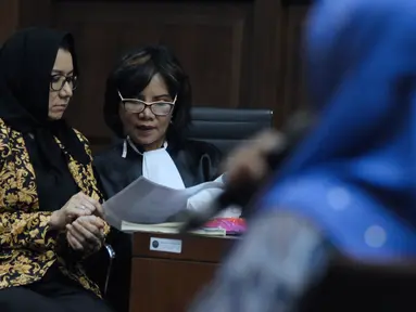 Terdakwa gratifikasi dan suap pemberian izin lokasi perkebunan kelapa sawit, Rita Widyasari berbincang dengan penasehat hukumnya pada sidang lanjutan di Pengadilan Tipikor, Jakarta, Rabu (16/5). (Liputan6.com/Helmi Fithriansyah)