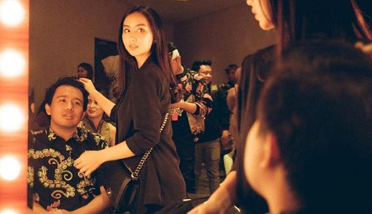 Sepertinya Clairine tidak hanya berperan sebagai kekasih tetapi juga menjadi hair stylist untuk Jojo nih!  (Liputan6.com/IG/clairineclay)