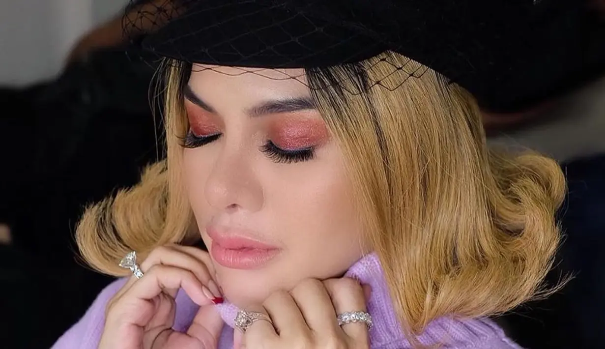 Tak hanya memakai riasan mata berwarna gelap, Nikita Mirzani tampil cantik dan tampak segar dengan polesan makeup berwarna peach serta lipstik berwarna nude. Tampilannya begitu cocok dengan turtle neck ungu yang ia pakai.(Liputan6.com/IG/@nikitamirzanimawardi_17)