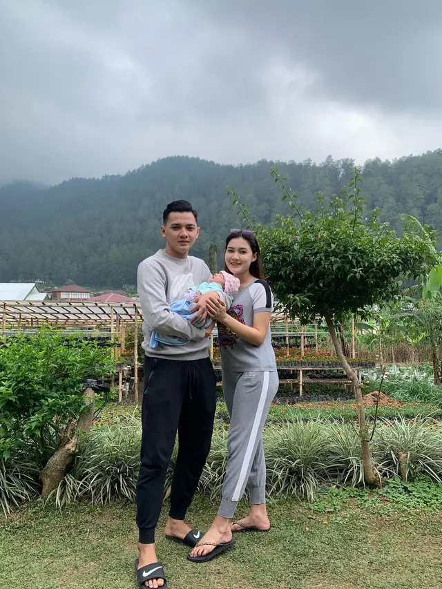 Nella Kharisma, Dory Harsa, dan anak mereka. (Foto: Instagram @nellakharisma)