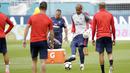 Kiper Paris Saint-Germain, Alphonse Areola, mengikuti sesi latihan di Miami, Selasa (25/7/2017). Paris Saint-Germain akan menghadapi Juventus pada laga turnamen pramusim bertajuk International Champions Cup 2017 di AS. (AP/Lynne Sladky)