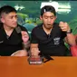 Irfan Hakim dan Tanboy Kun makan keripik pedas. (dok. tangkapan layar YouTube Tanboy Kun)