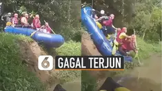 Peserta justru terlempar ke air karena perahu macet saat hendak meluncur dari tepi darat.